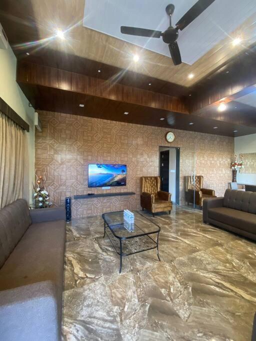 Mount Resorts Lonavala 5 Bhk Luxurious Villa With Private Pool And Full Size Cricket Football Turf Buitenkant foto